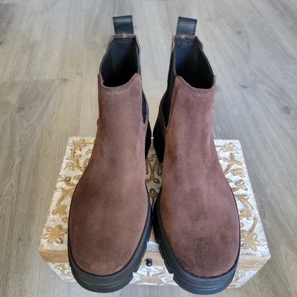 UGG Ashton Chelsea Waterproof Suede Boot - Picture 2 of 9